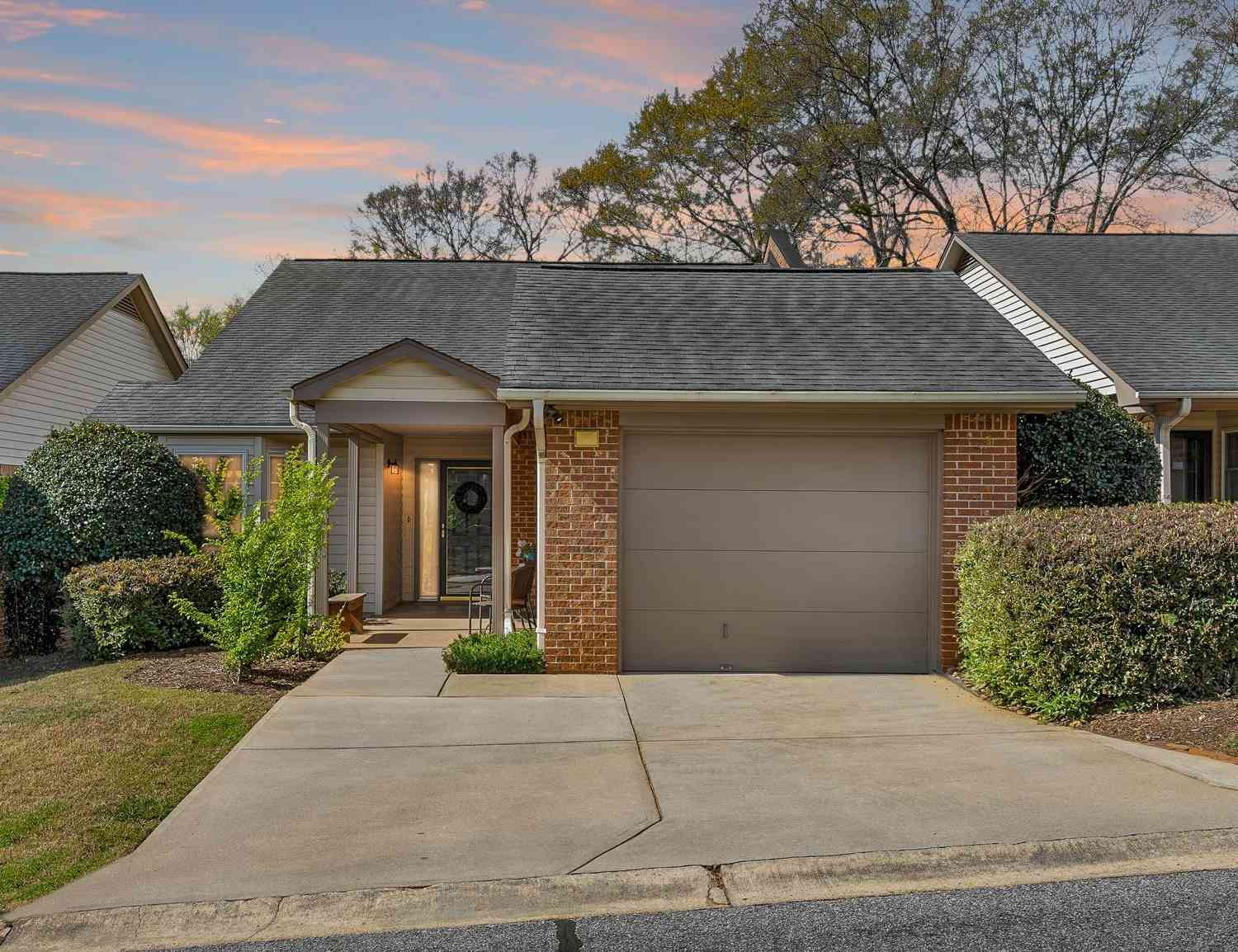 Townhouse For Sale - 410 Swansgate<br/> Greenville, SC 29605