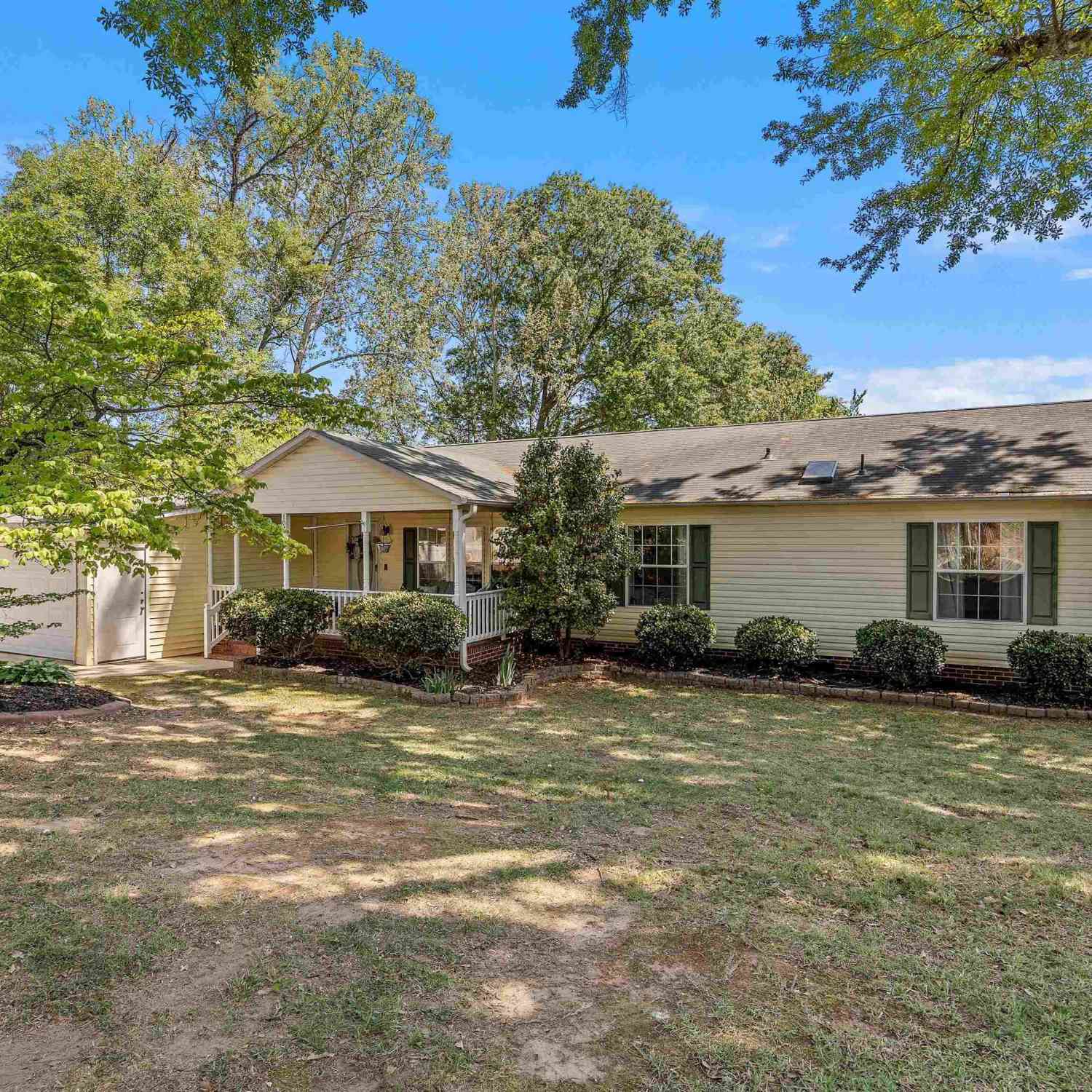 Homes For Sale - 107 Lakeview<br/> Inman, SC 29349