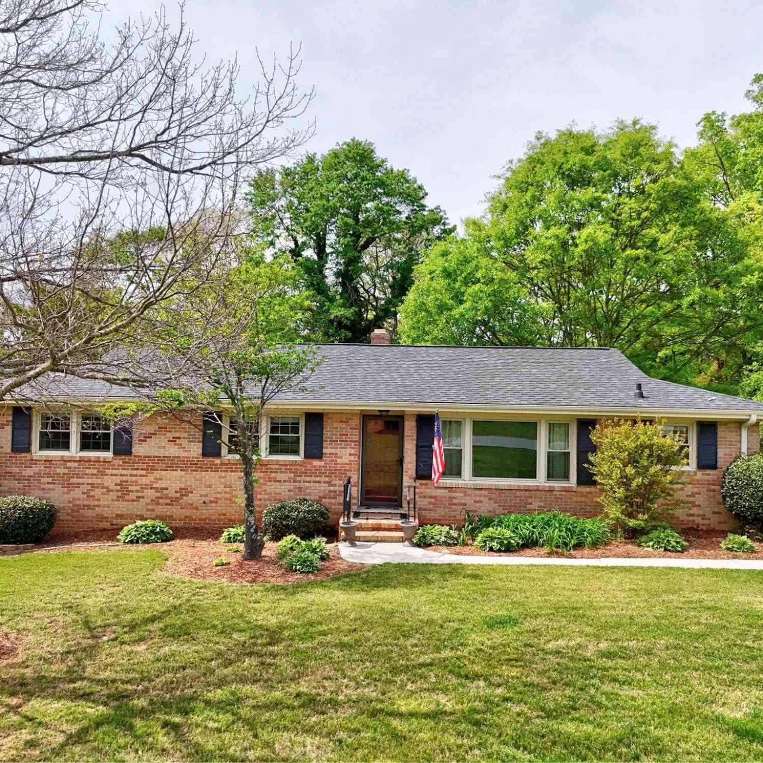Homes For Sale - 323 Pinehurst<br/> Mauldin, SC 29662