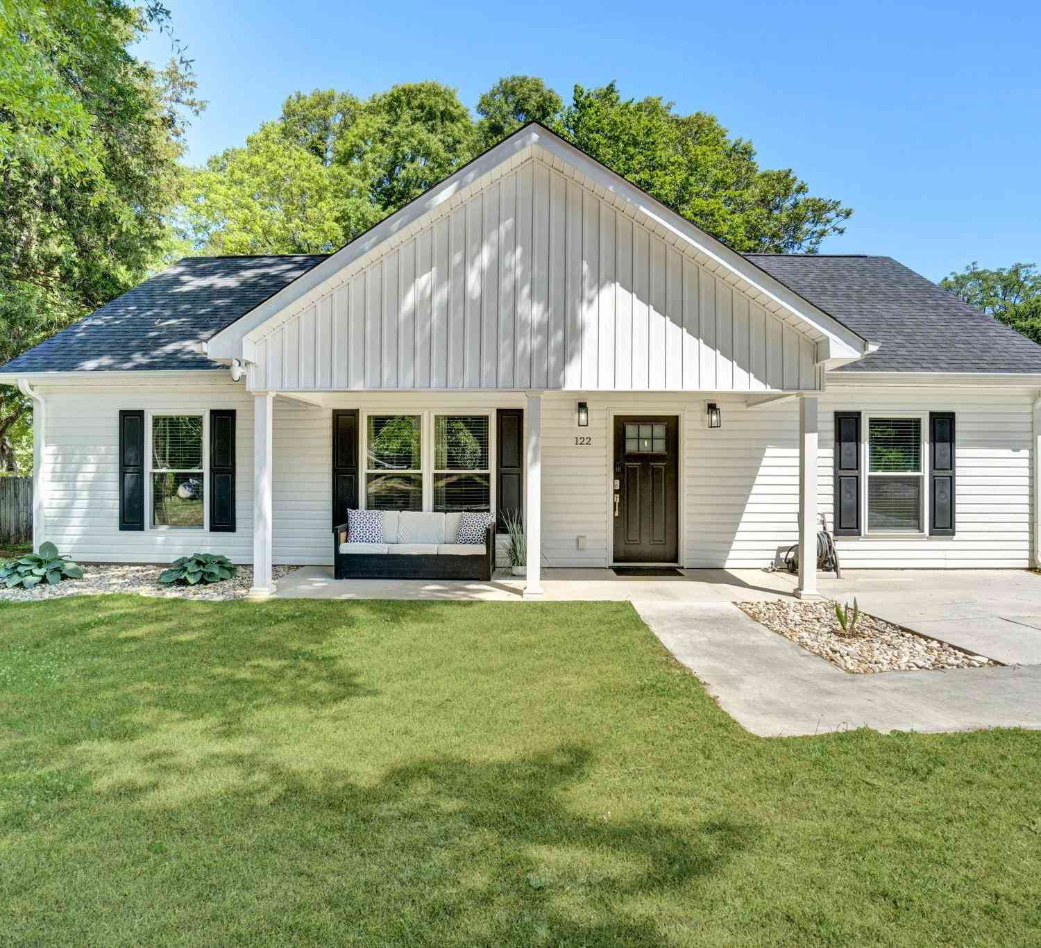 Homes For Sale - 122 W 3rd<br/> Easley, SC 29640