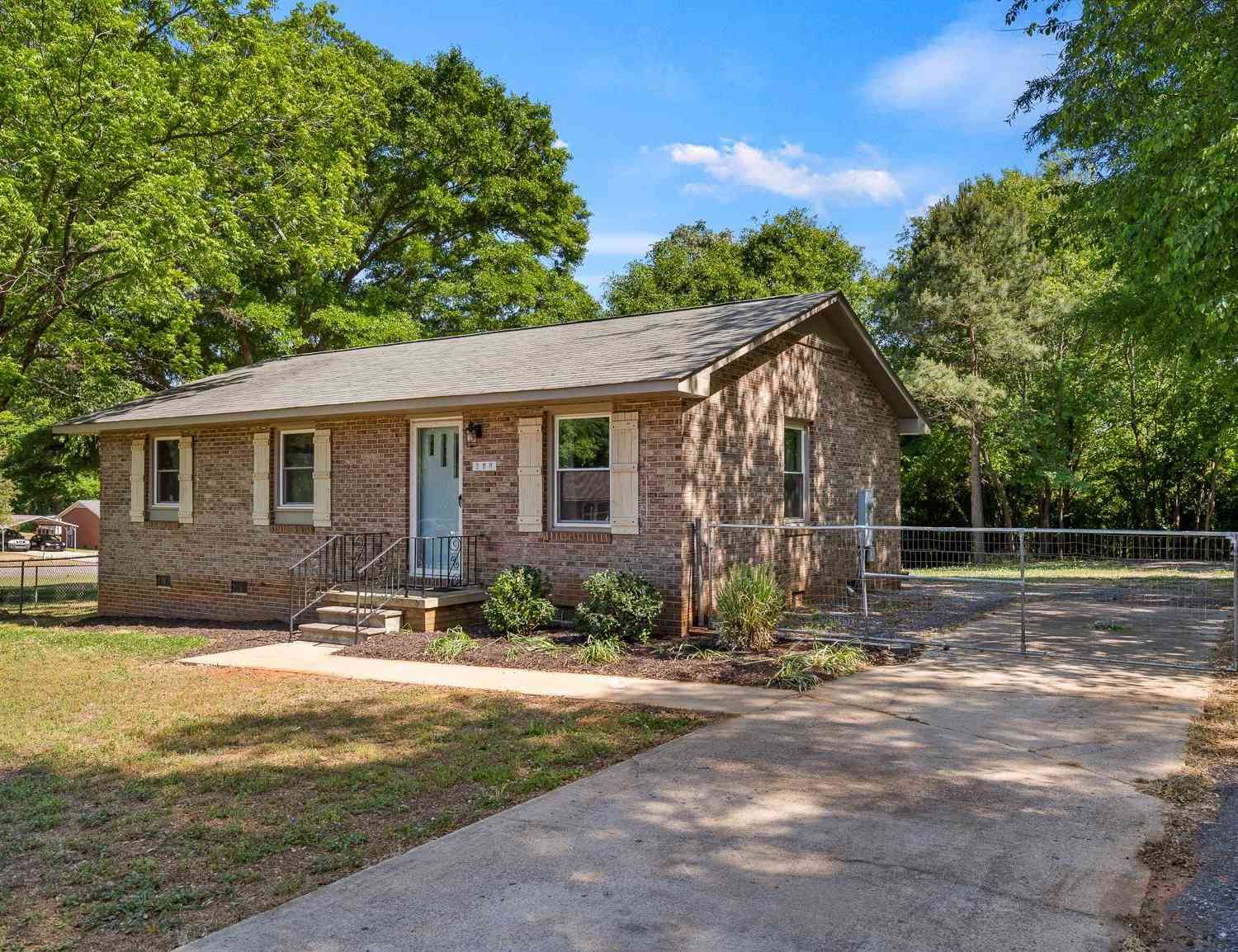 Homes For Sale - 200 E Pinedale<br/> Anderson, SC 29626