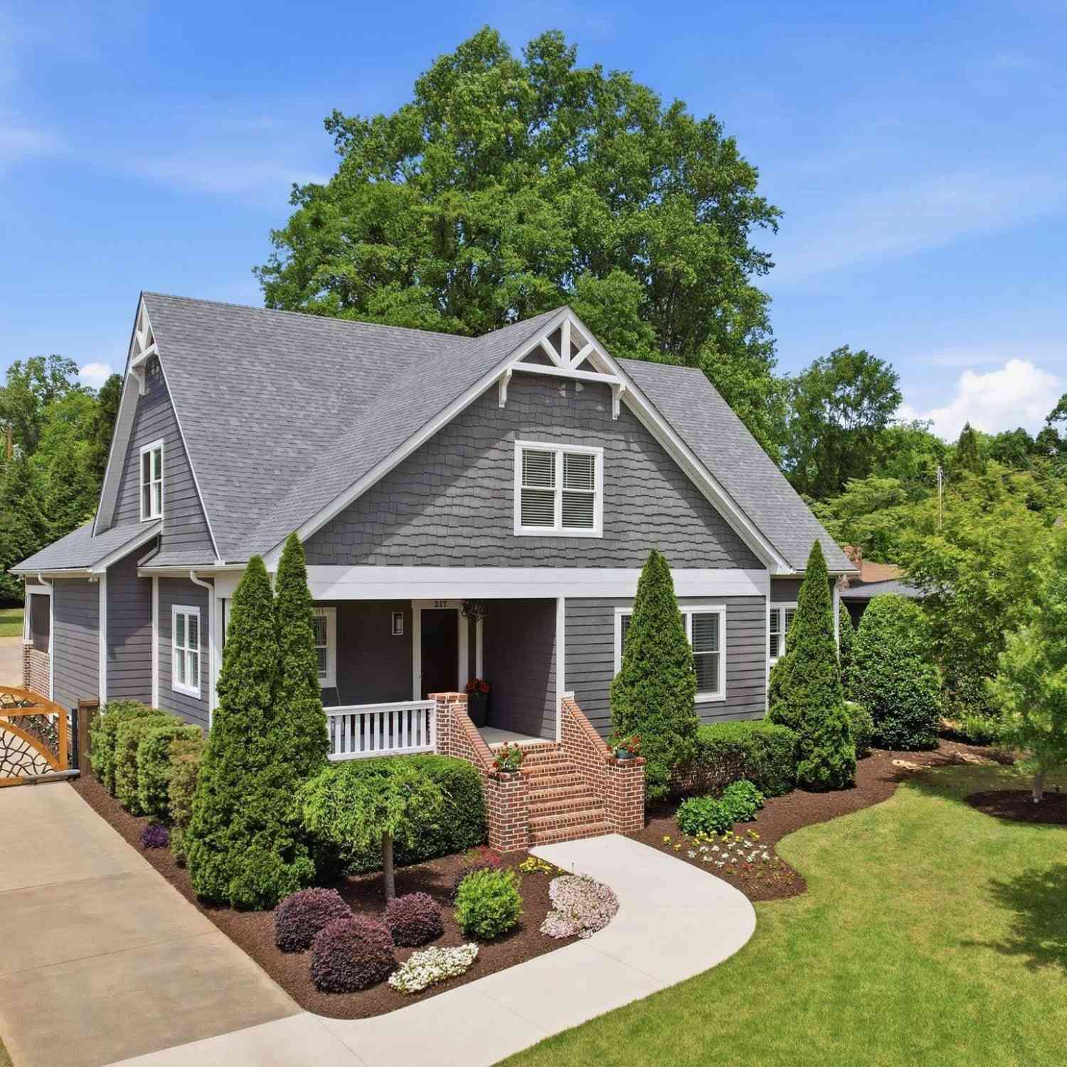 Homes For Sale - 217 E Avondale<br/> Greenville, SC 29609