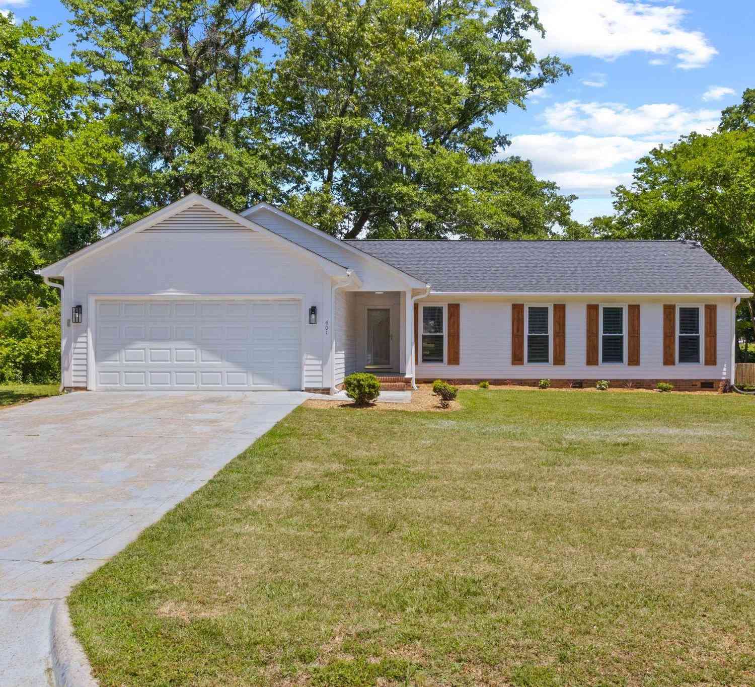 Homes For Sale - 401 Belcross<br/> Simpsonville, SC 29681