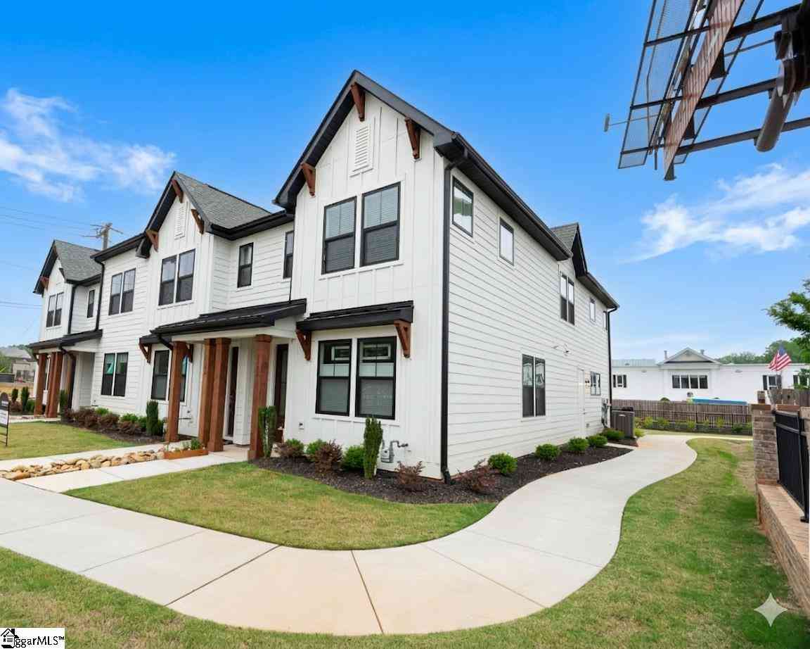 Townhouse For Sale - 1192 N Pleasantburg<br/> Greenville, SC 29607