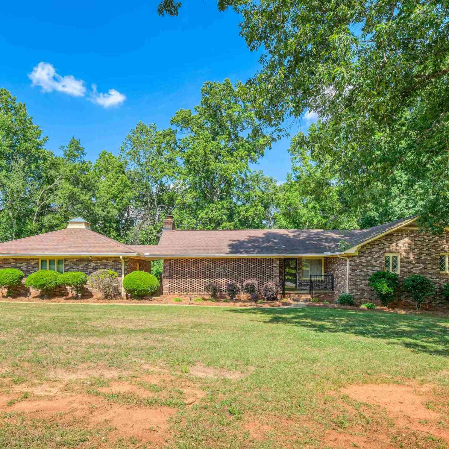 Homes For Sale - 341 Piedmont Golf Course<br/> Piedmont, SC 29673