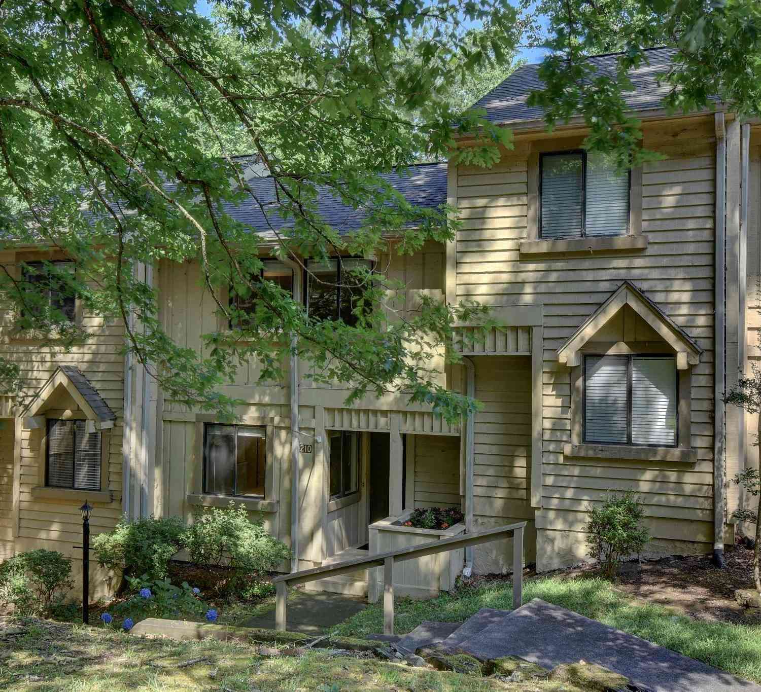 Townhouse For Sale - 210 Harbor Cove<br/> Salem, SC 29676