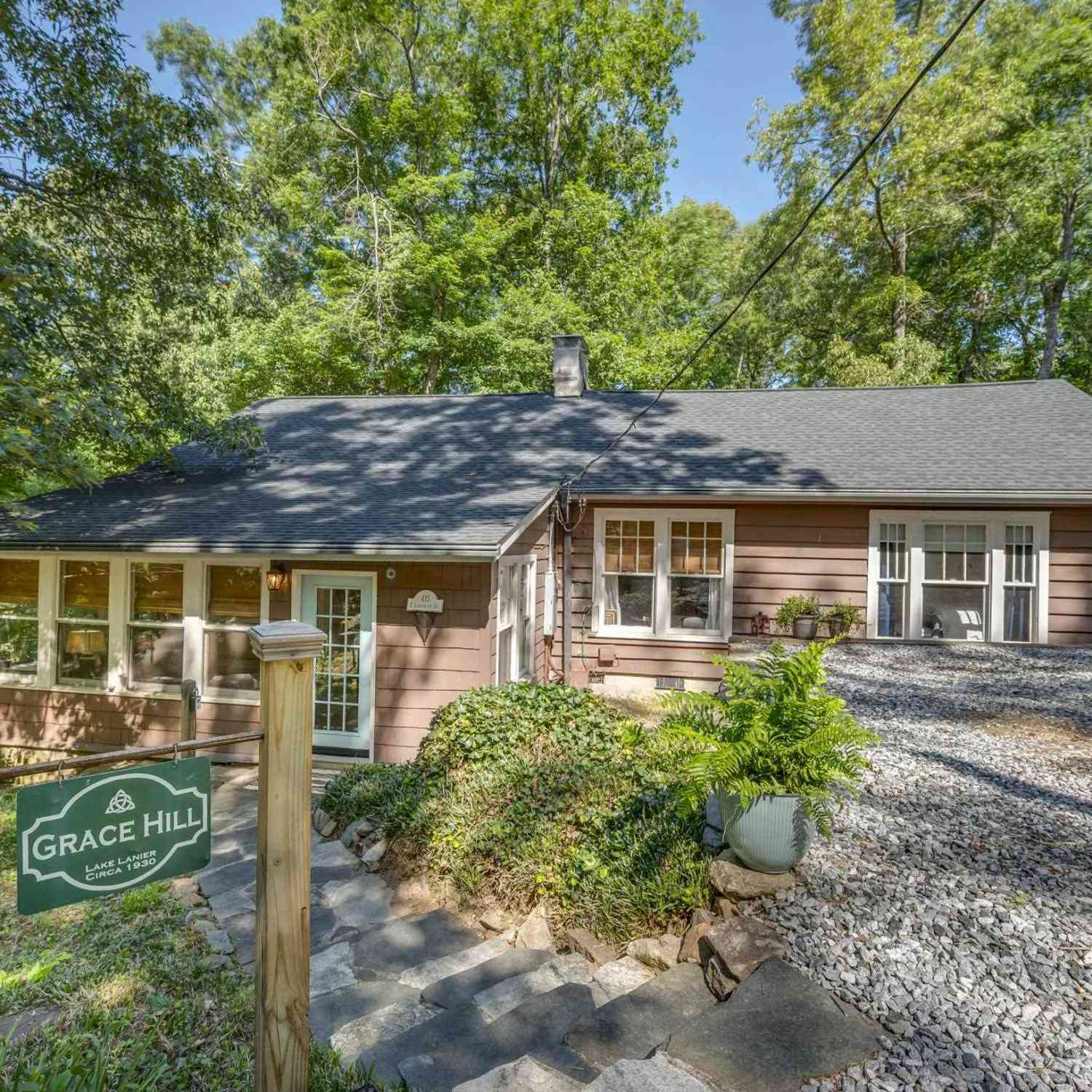 Homes For Sale - 415 E Lakeshore<br/> Greenville County, Landrum, SC 29356