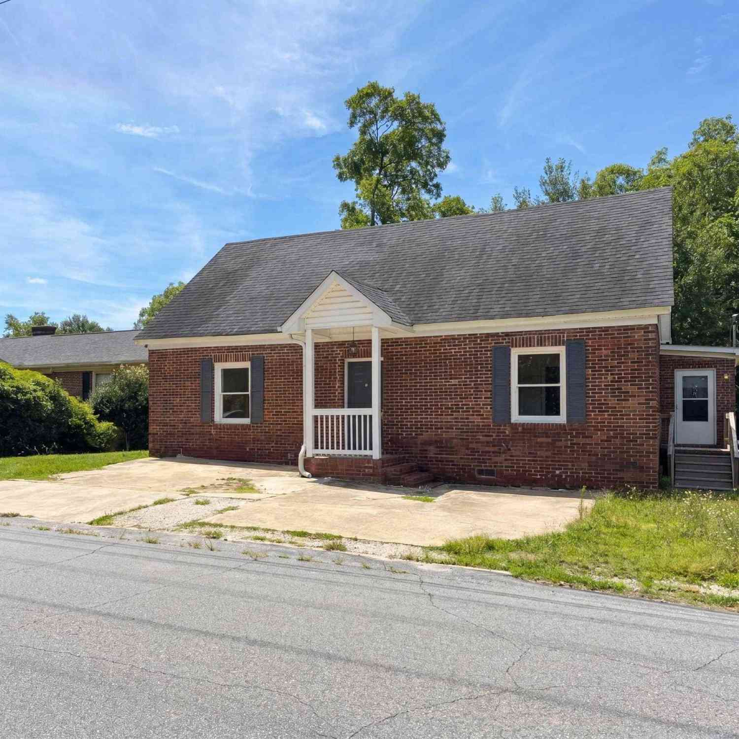 Homes For Sale - 202 E Centennial<br/> Clinton, SC 29325