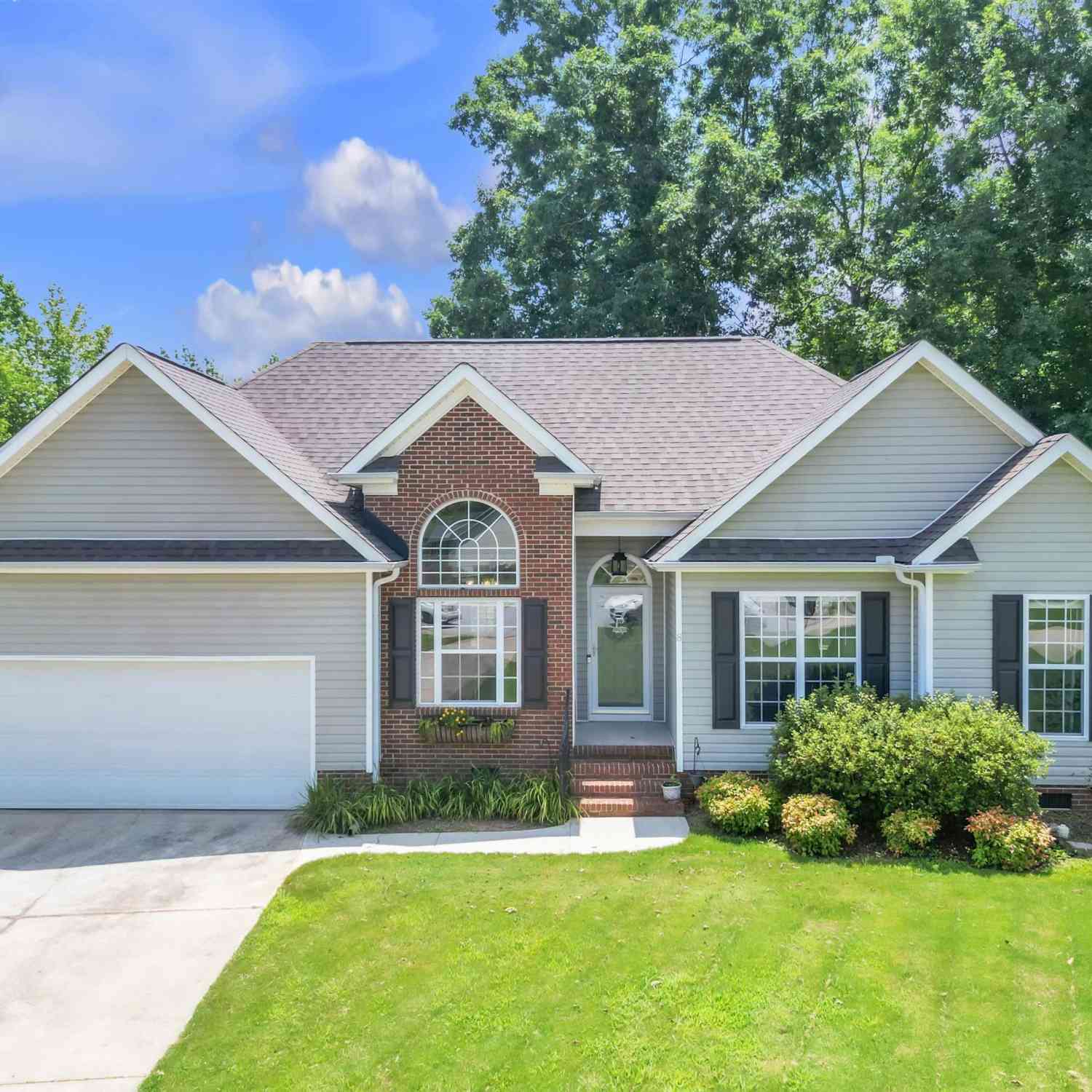 Homes For Sale - 8 Manor<br/> Simpsonville, SC 29681