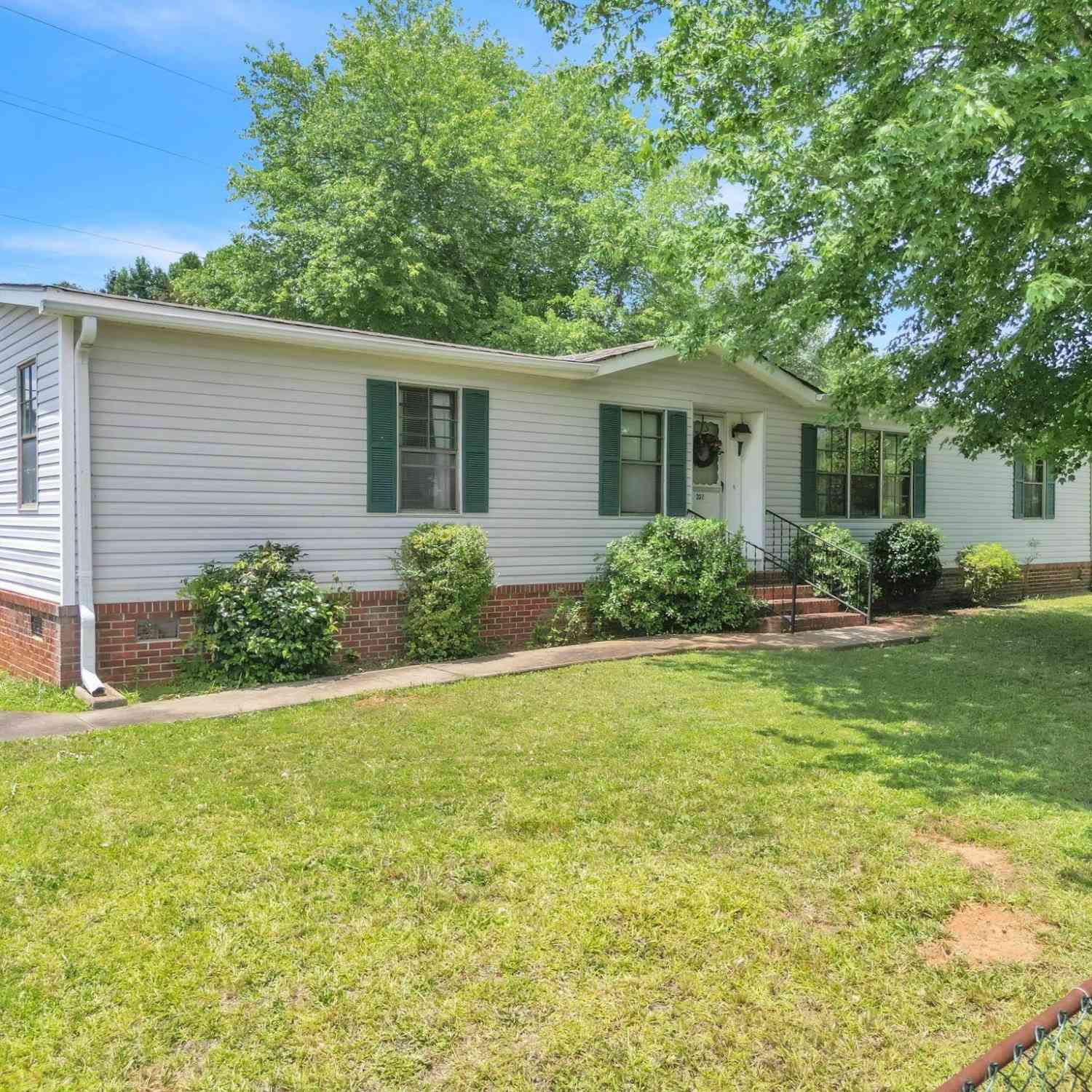 Mobile Home For Sale - 207 Wallace<br/> Easley, SC 29640