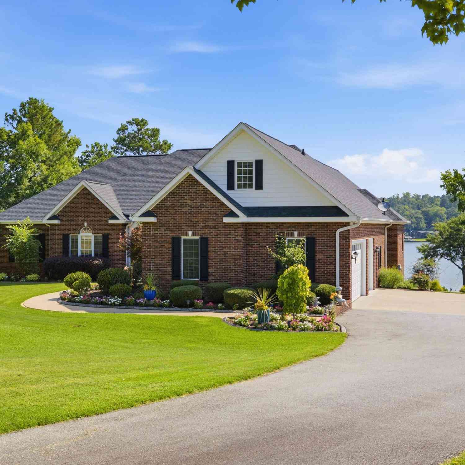 Homes For Sale - 105 Coogan Bluff<br/> Greenwood County, Hodges, SC 29653