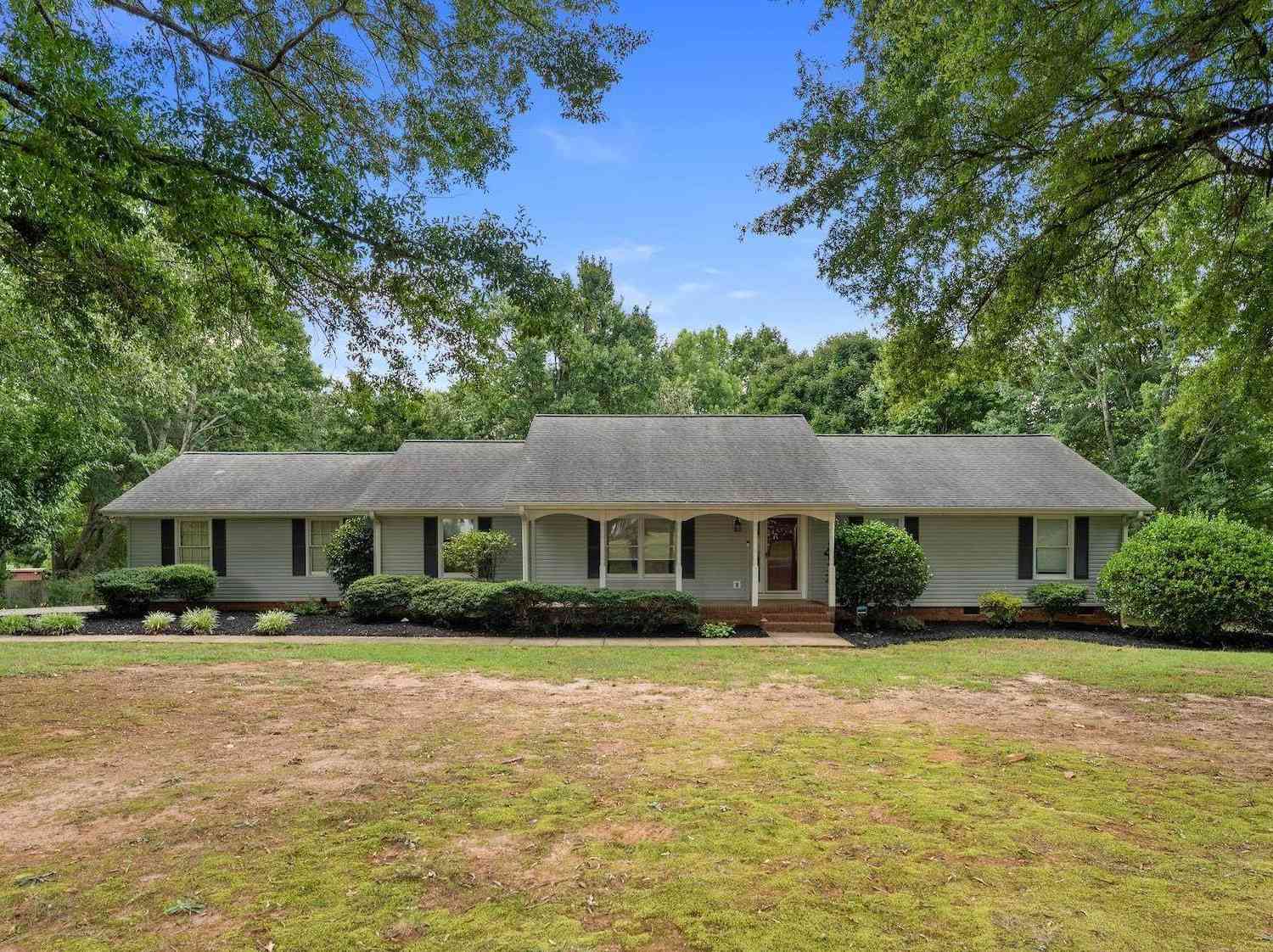 Homes For Sale - 1014 E Queen<br/> Pendleton, SC 29670
