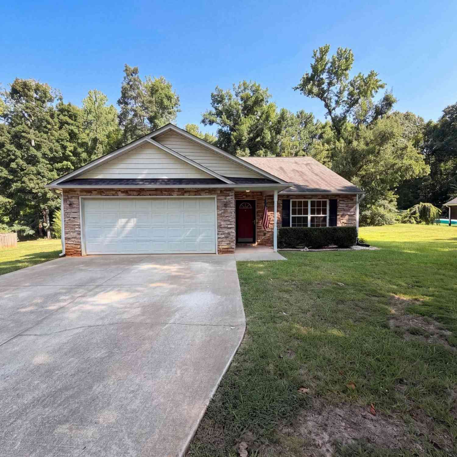 Homes For Sale - 102 Hayworth<br/> Clinton, SC 29325