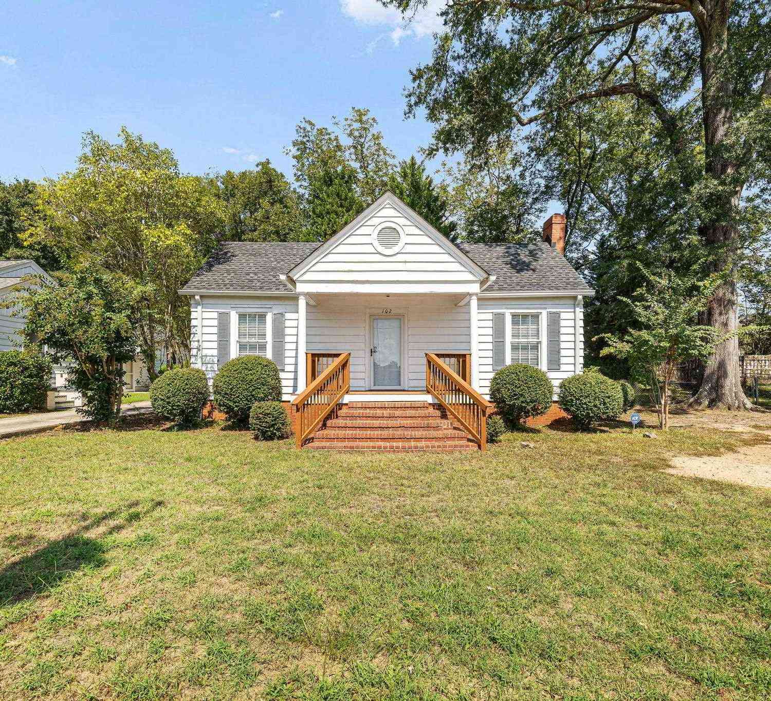 Homes For Sale - 102 W Farley<br/> Laurens, SC 29360