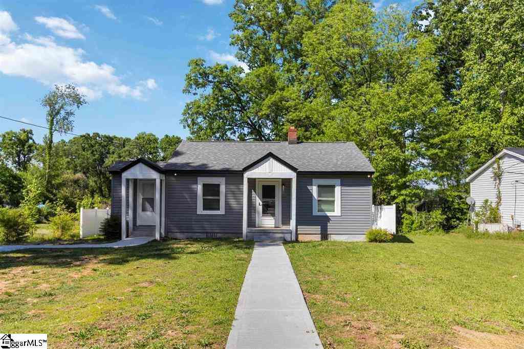Homes For Sale - 809 E Ferguson<br/> Clinton, SC 29325