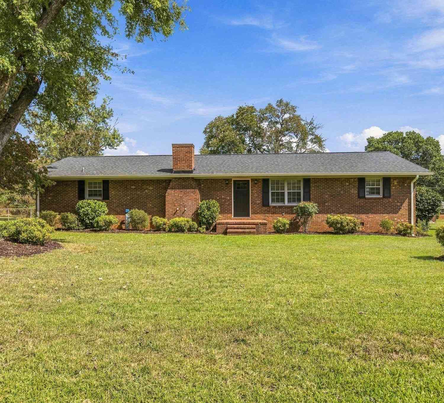 Homes For Sale - 110 Scenic<br/> Boiling Springs, SC 29316