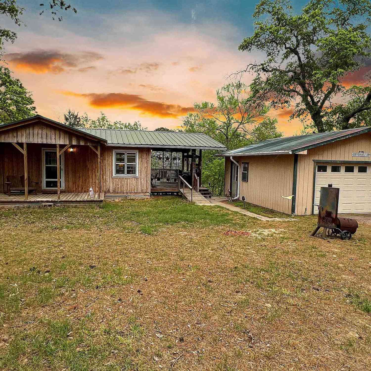 Homes For Sale - 998 County Road 311<br/> Tyler, TX 75706
