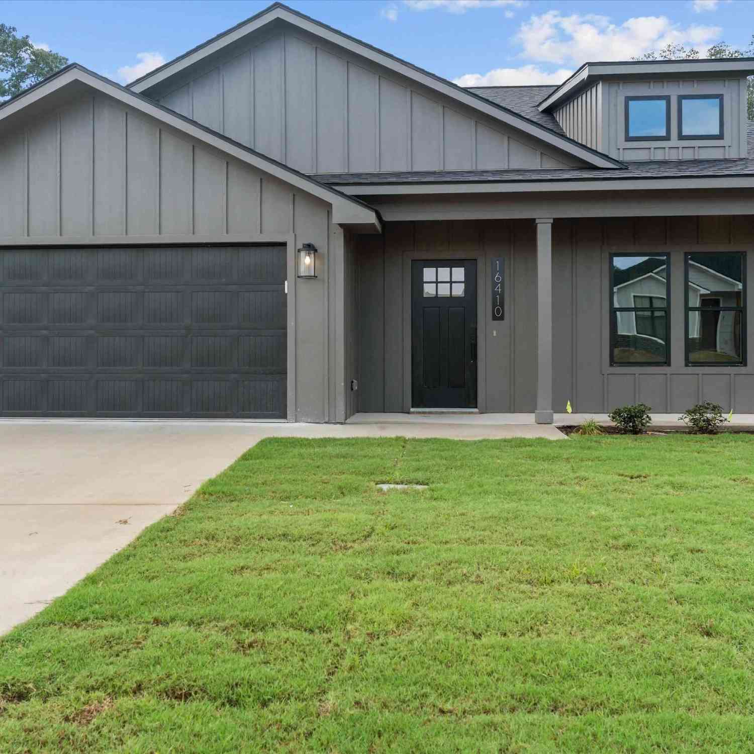 Homes For Sale - 16410 Crossing Circle<br/> Lindale, TX 75771