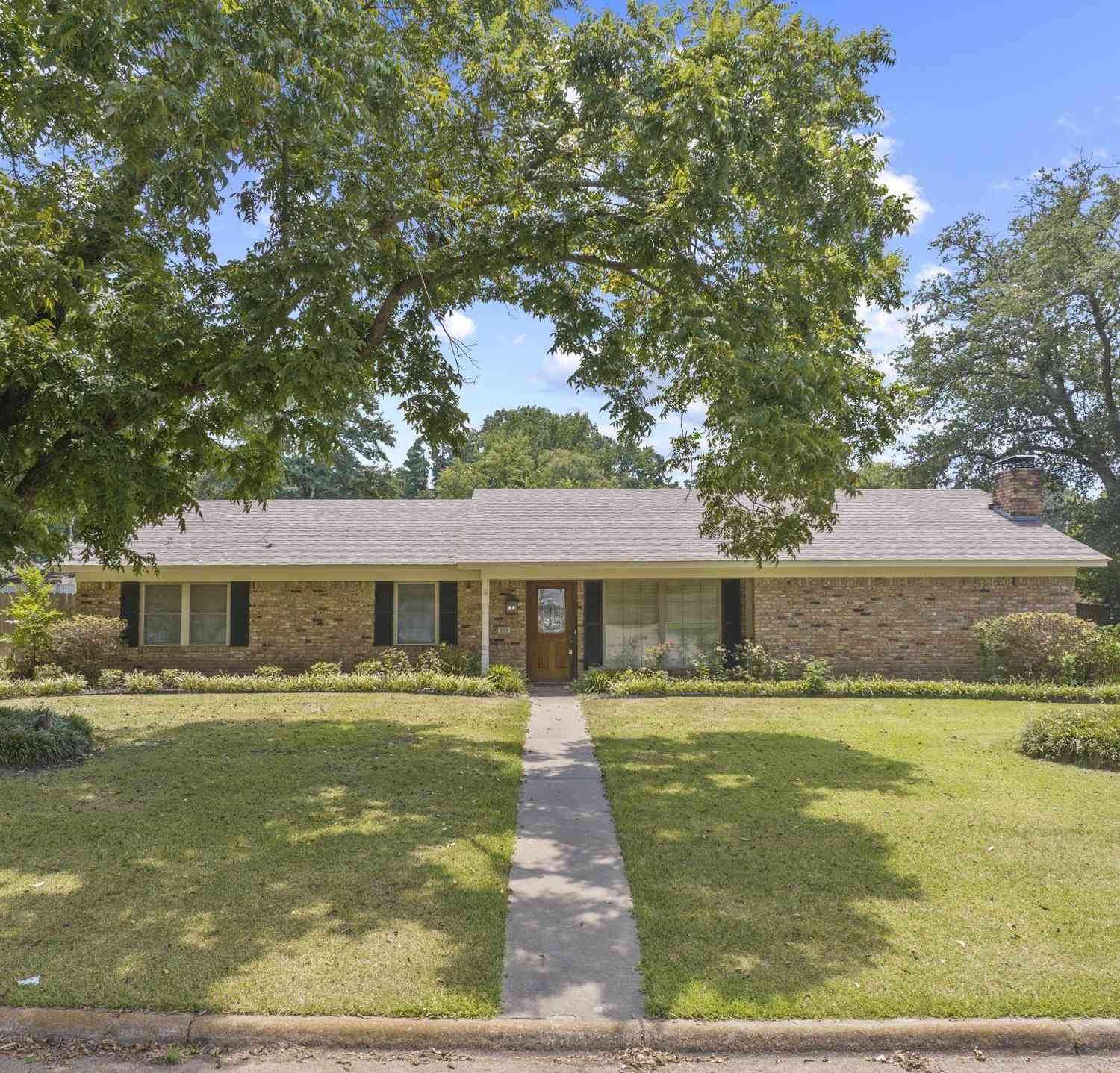 Homes For Sale - 909 Elizabeth St<br/> Gilmer, TX 75644