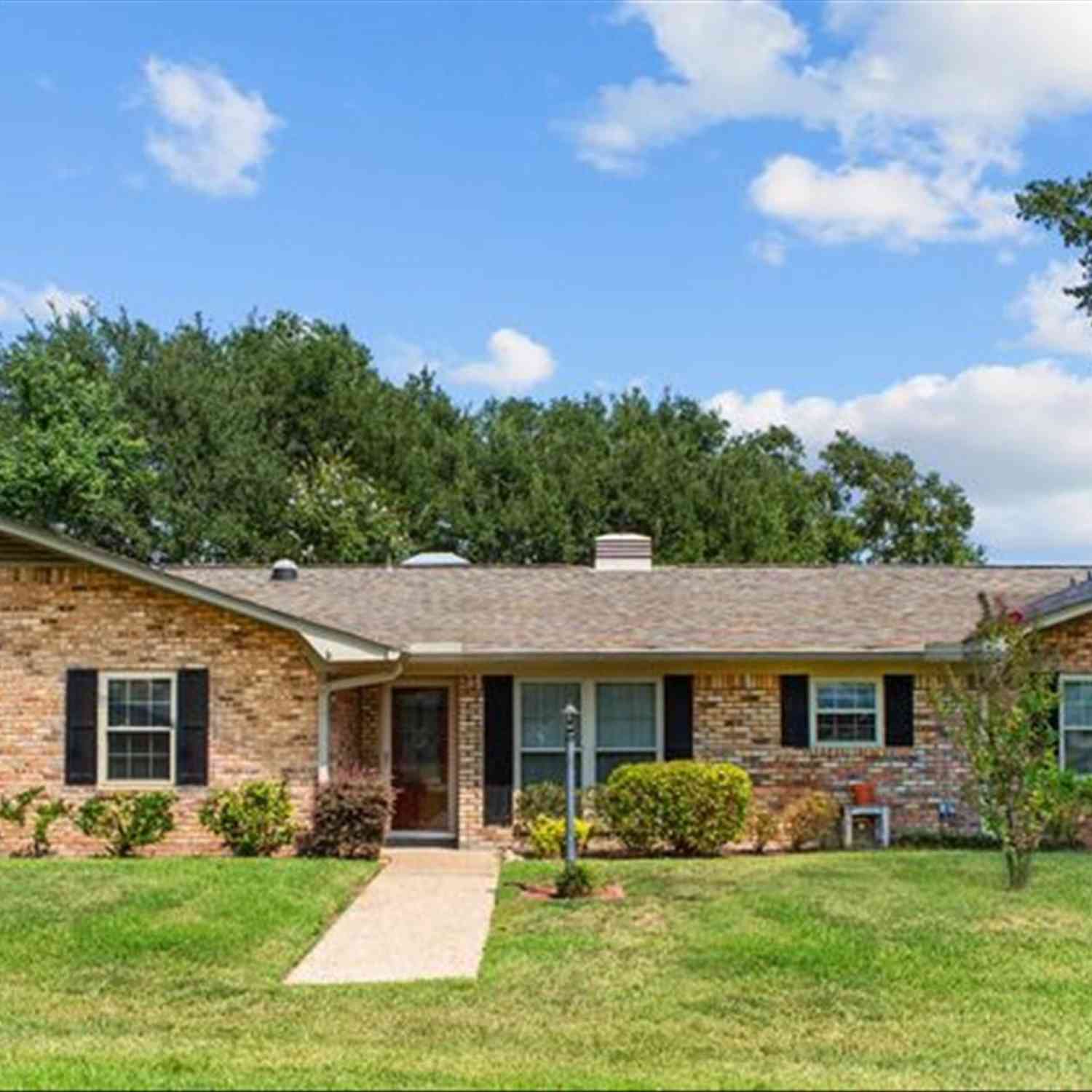 Homes For Sale - 100 Holly Hill Ln.<br/> Bullard, TX 75757