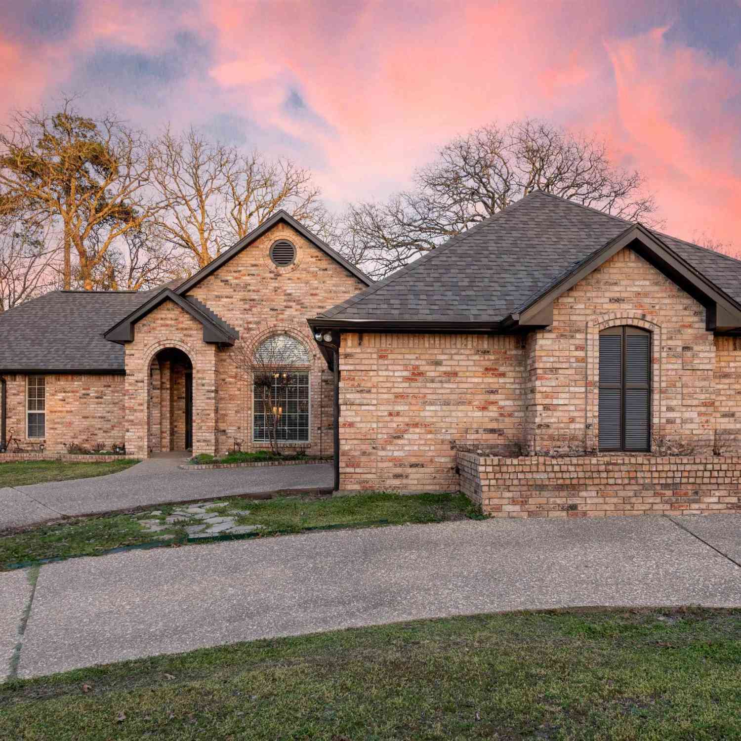 Homes For Sale - 329 Hideaway Lane East<br/> Hideaway, TX 75771
