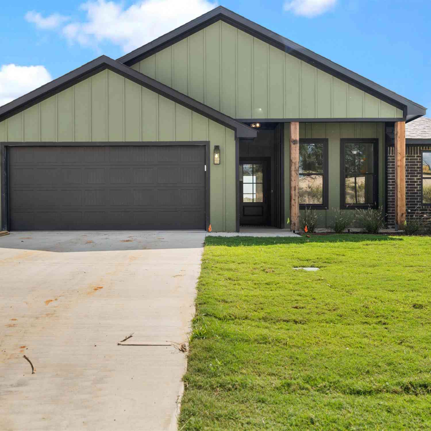 Homes For Sale - 16525 Crossing Circle<br/> Lindale, TX 75771