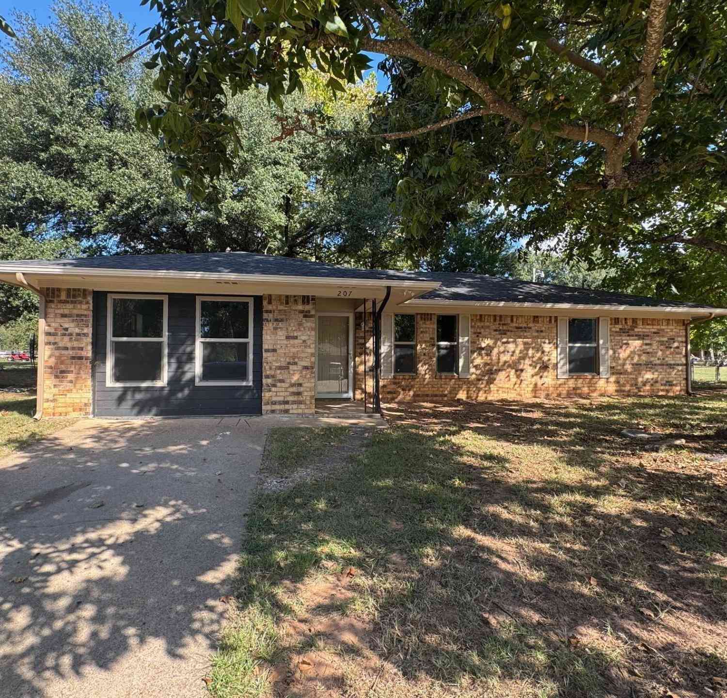Homes For Sale - 207 Westview St<br/> Palestine, TX 75803