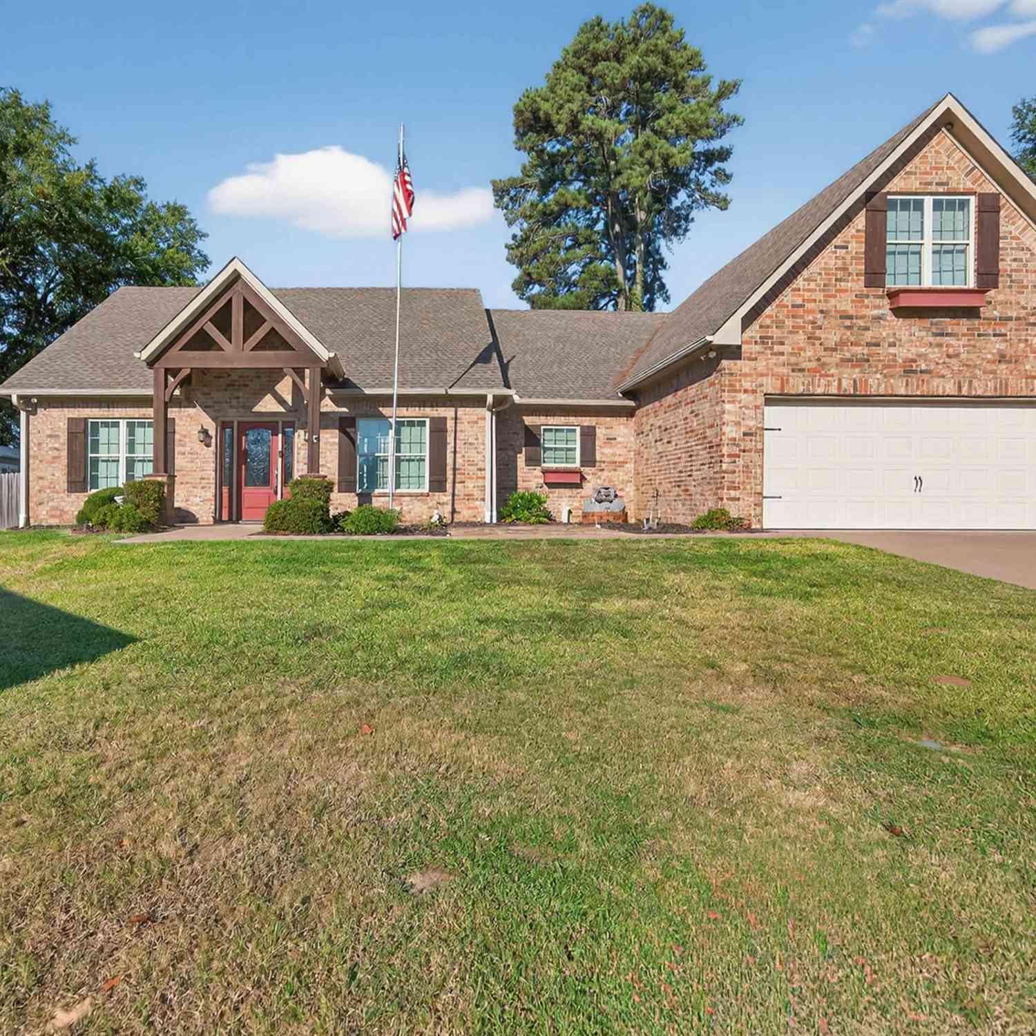 Homes For Sale - 129 Settlers Ct<br/> Palestine, TX 75801