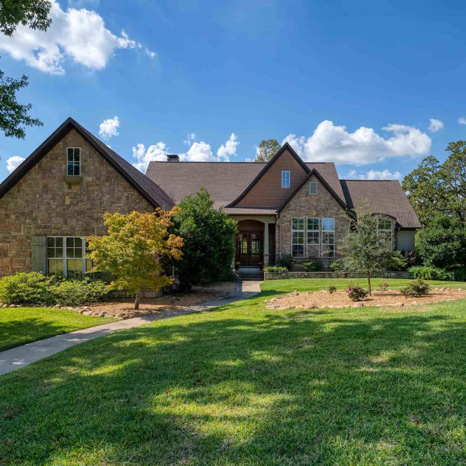 Homes For Sale - 1860 Holcomb Circle<br/> Tyler, TX 75703