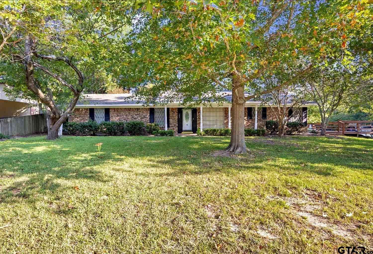Homes For Sale - 303 Jane Ln<br/> Lindale, TX 75771
