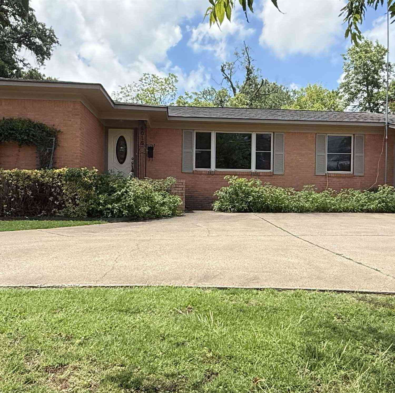 Homes For Sale - 2015 E Fifth St<br/> Tyler, TX 75701