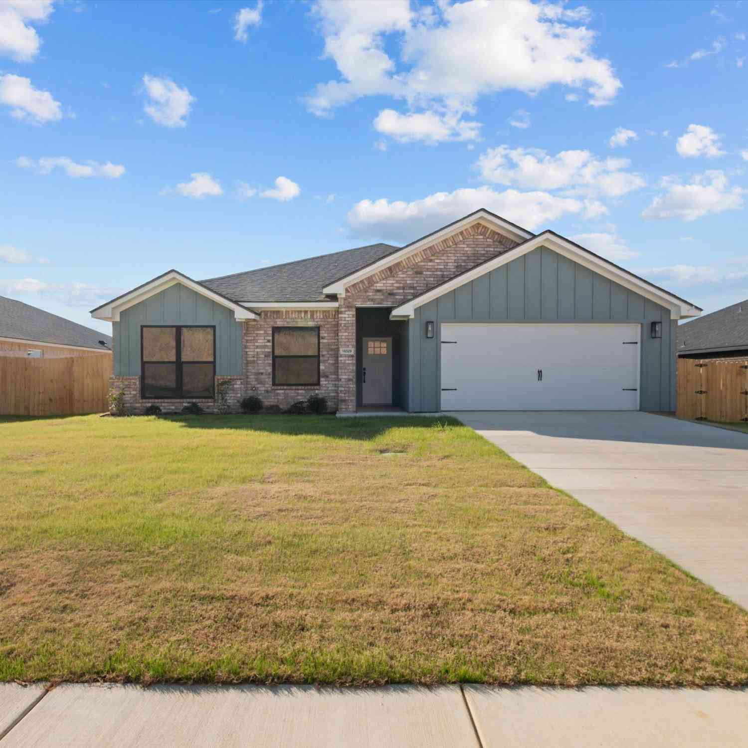 Homes For Sale - 16529 Crossing Circle<br/> Lindale, TX 75771