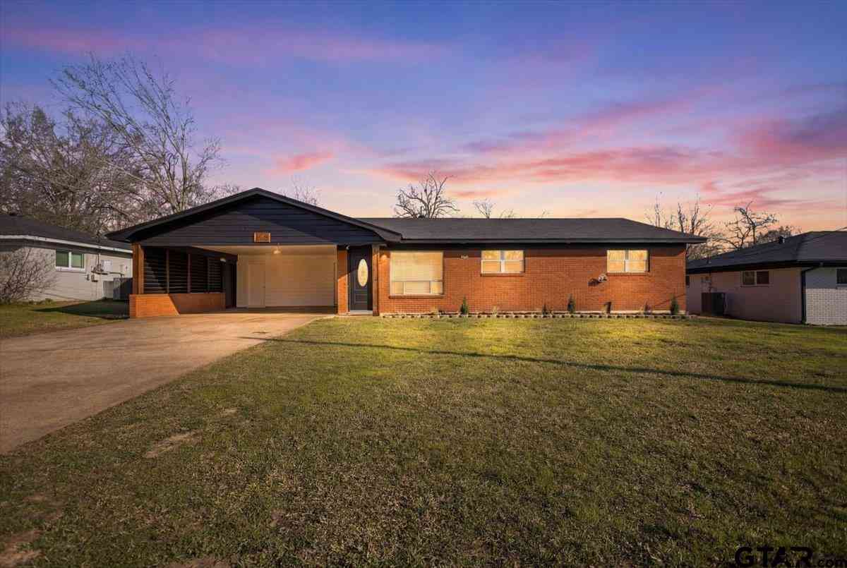 Homes For Sale - 213 Southview Drive<br/> Henderson, TX 75654