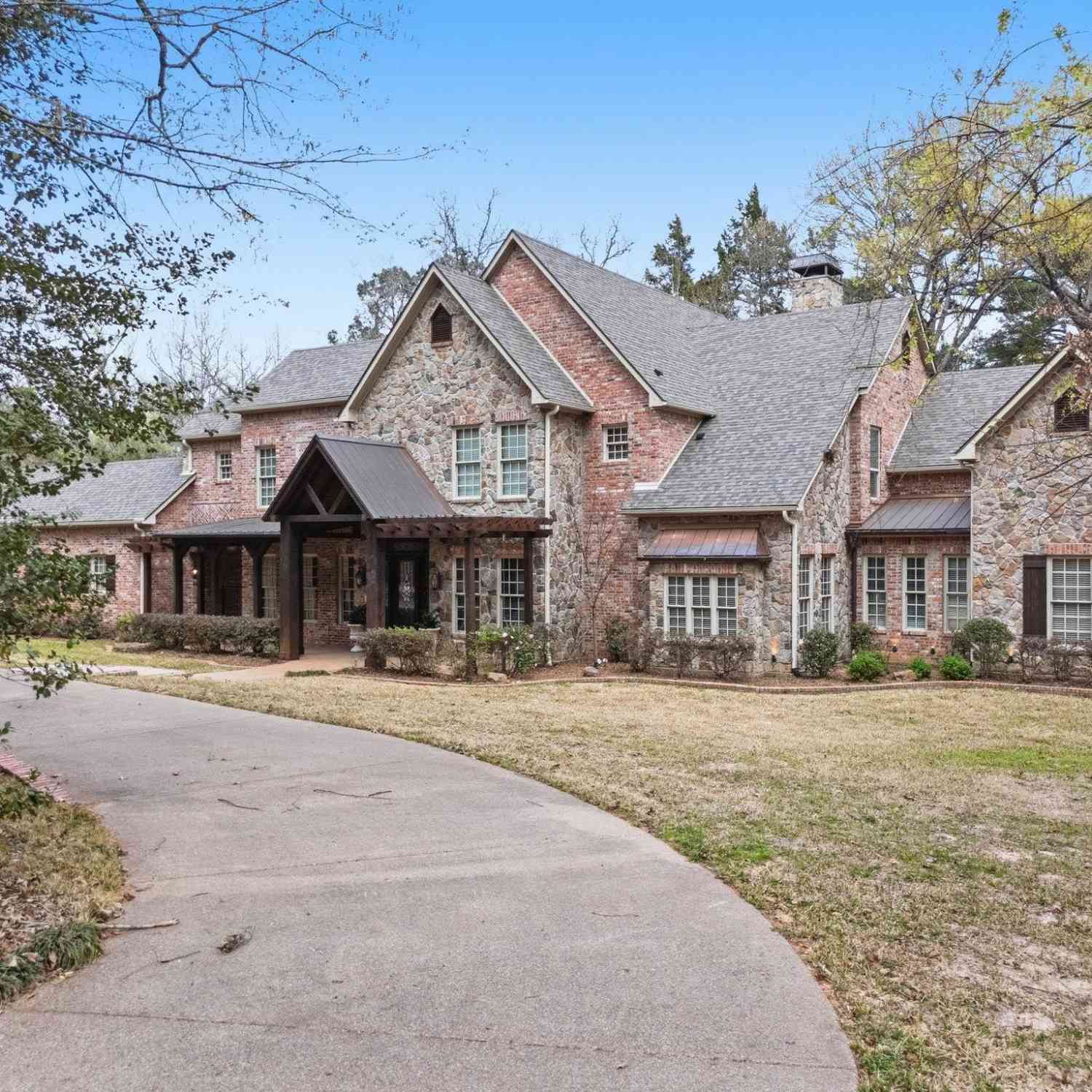 Homes For Sale - 3814 Brighton Creek Circle<br/> Tyler, TX 75707