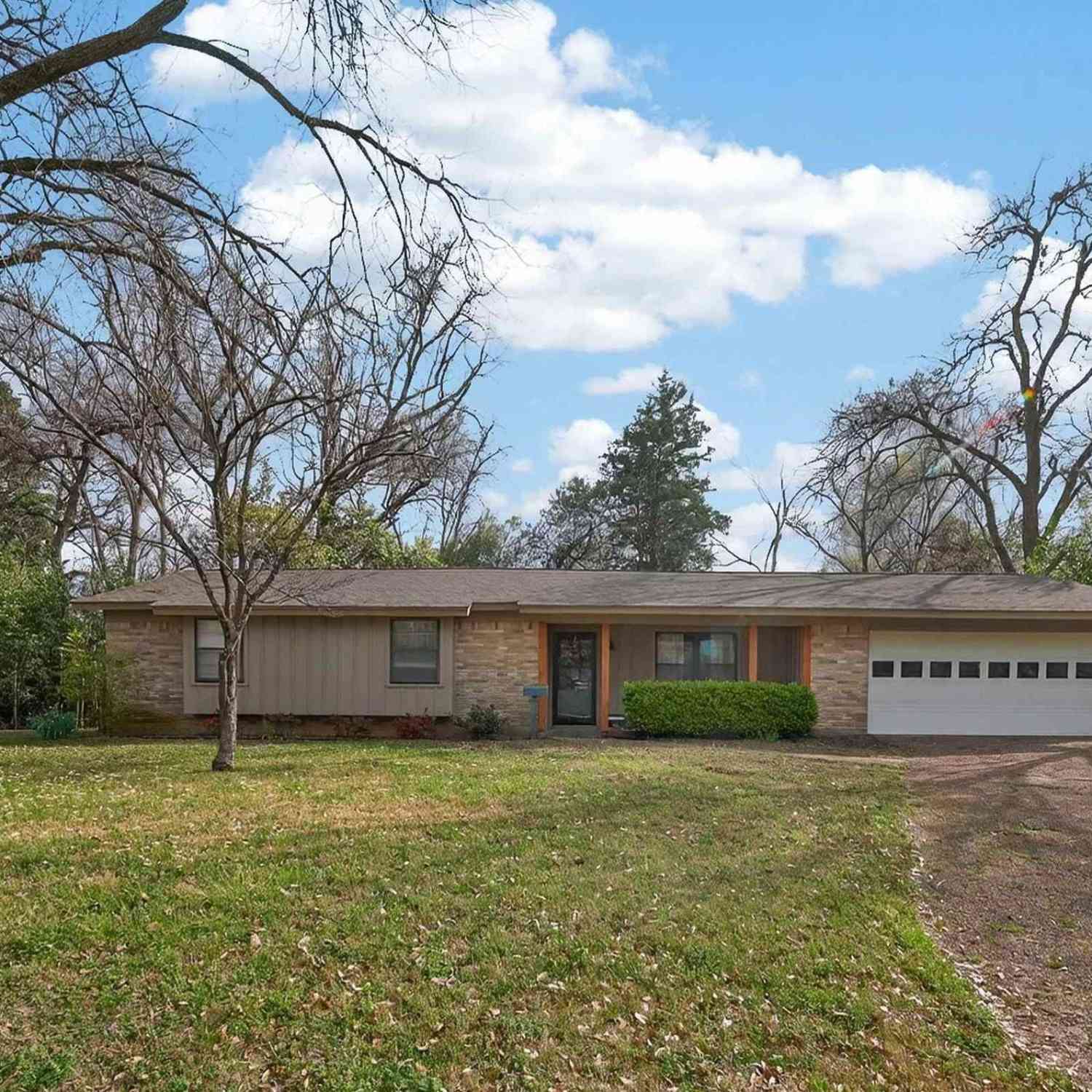 Homes For Sale - 901 Rhodes<br/> Tyler, TX 75701