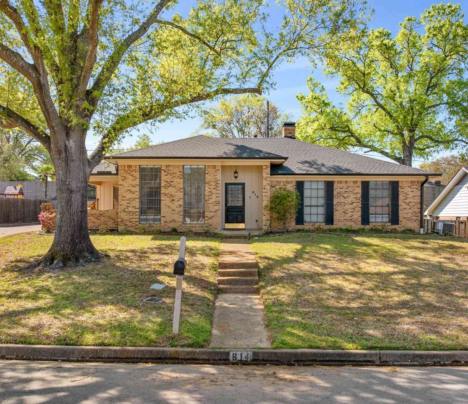 Homes For Sale - 614 Carriage Drive<br/> Tyler, TX 75703