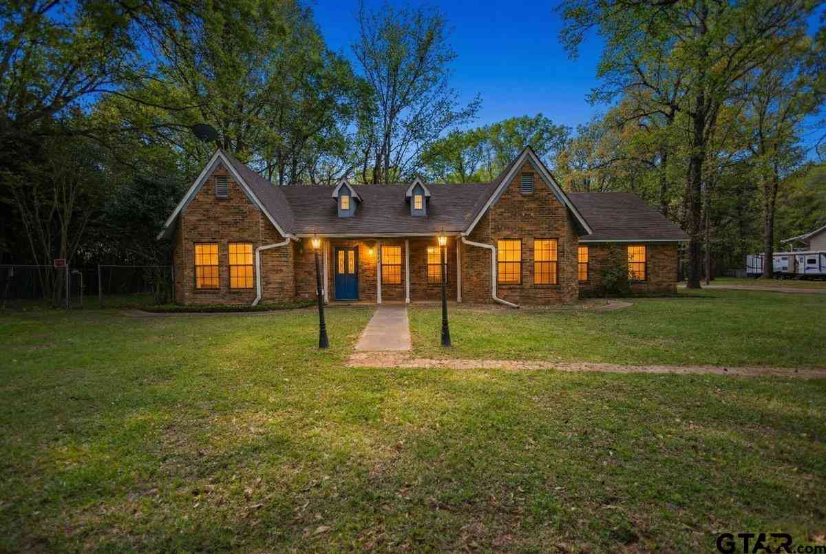 Homes For Sale - 15938 Big Oak Bay<br/> Tyler, TX 75707