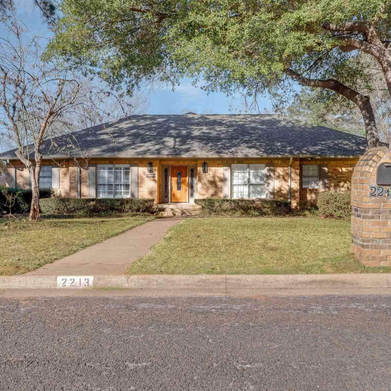 Homes For Sale - 2213 Melissa Dr<br/> Palestine, TX 75803