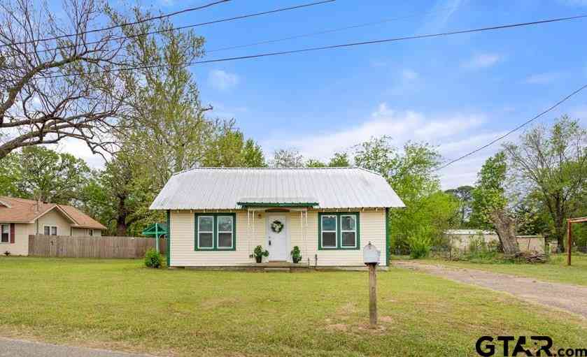 Homes For Sale - 407 W Carnegie<br/> Winnsboro, TX 75494