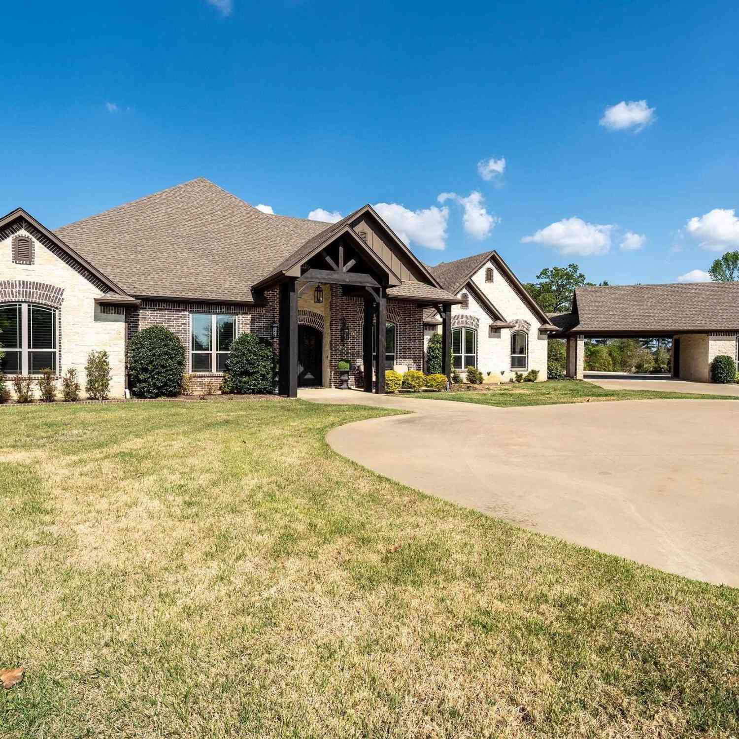 Homes For Sale - 17521 Biltmore Circle<br/> Tyler, TX 75703