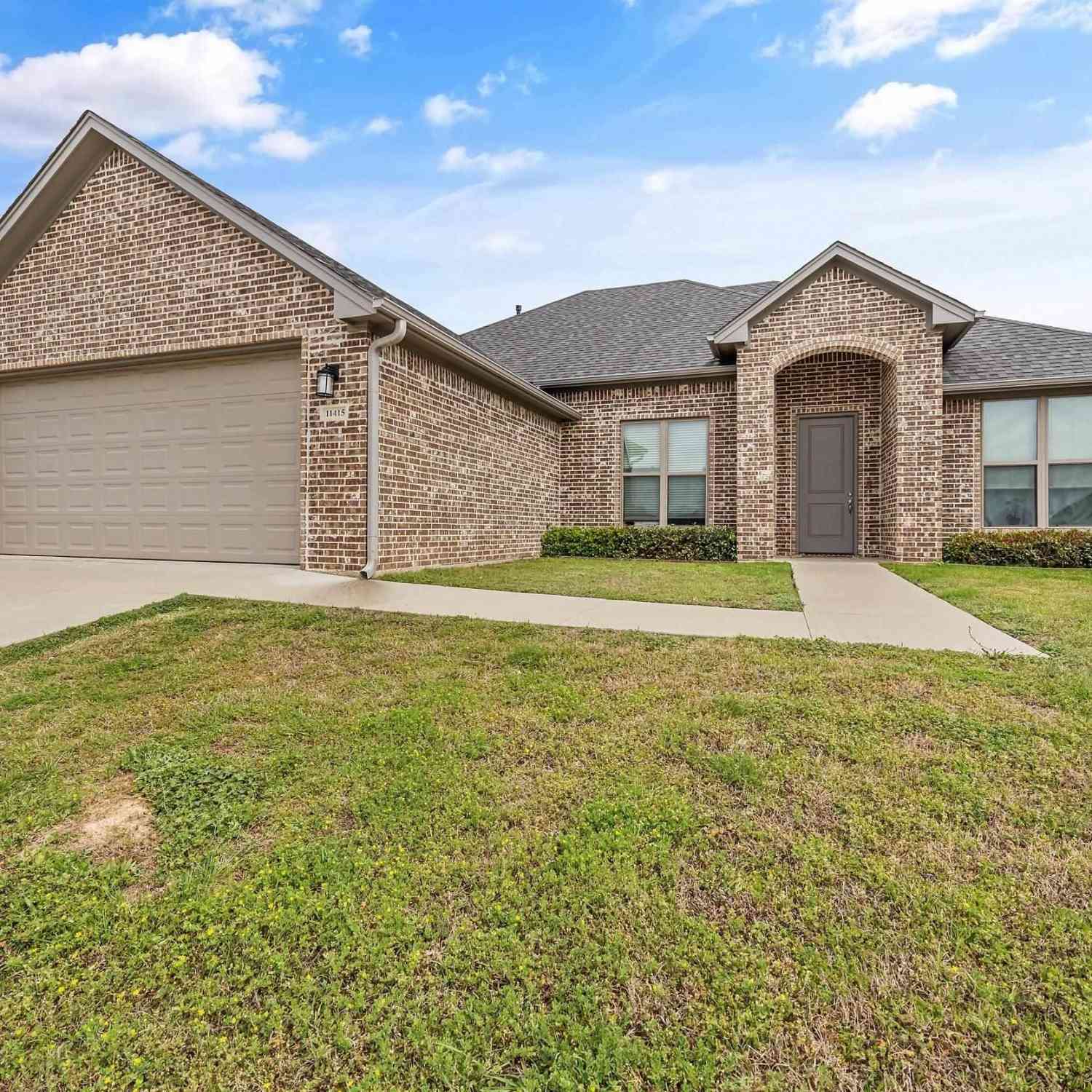 Homes For Sale - 11415 Windsor Park Drive<br/> Tyler, TX 75709