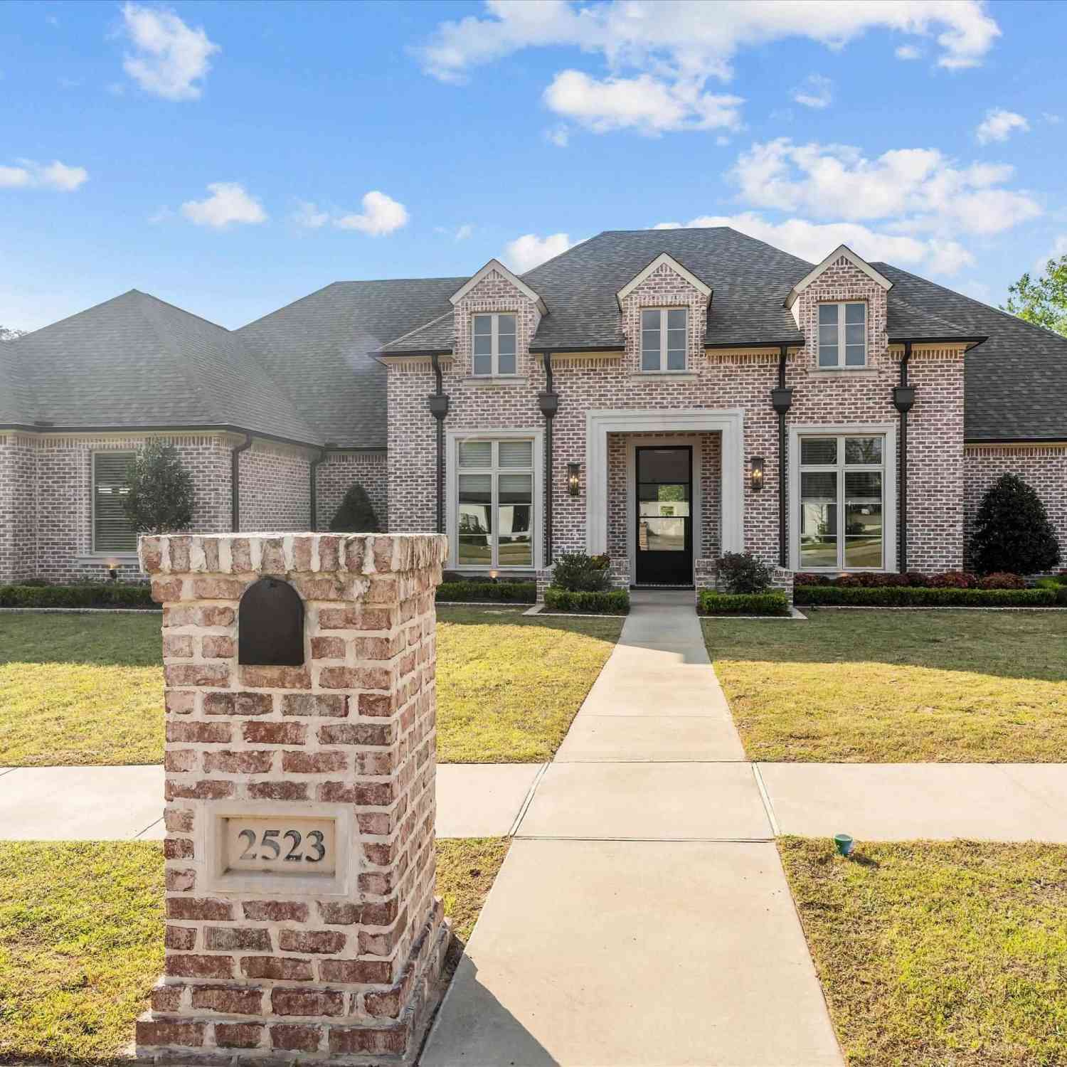 Homes For Sale - 2523 Oak Alley<br/> Tyler, TX 75703