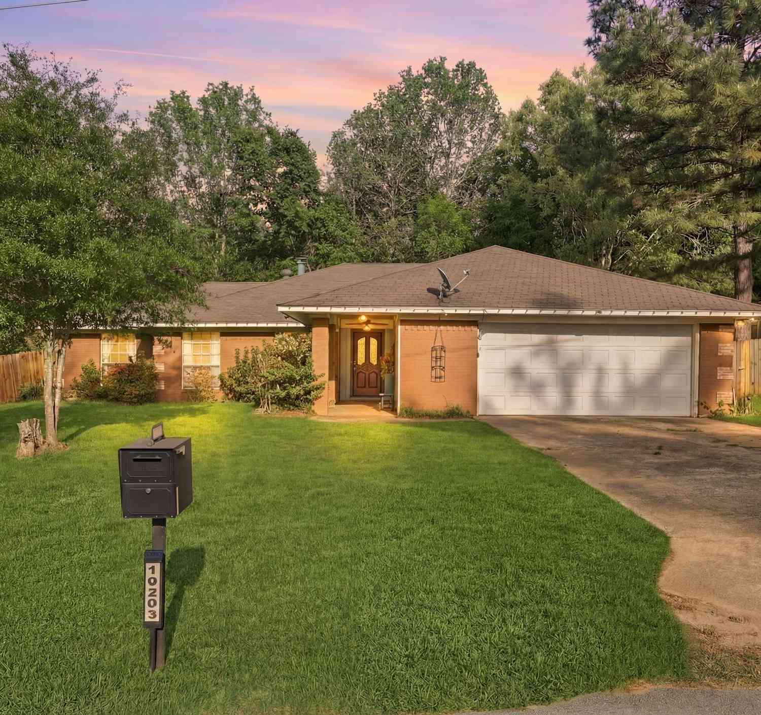 Homes For Sale - 10203 Crestview Drive.<br/> Tyler, TX 75707