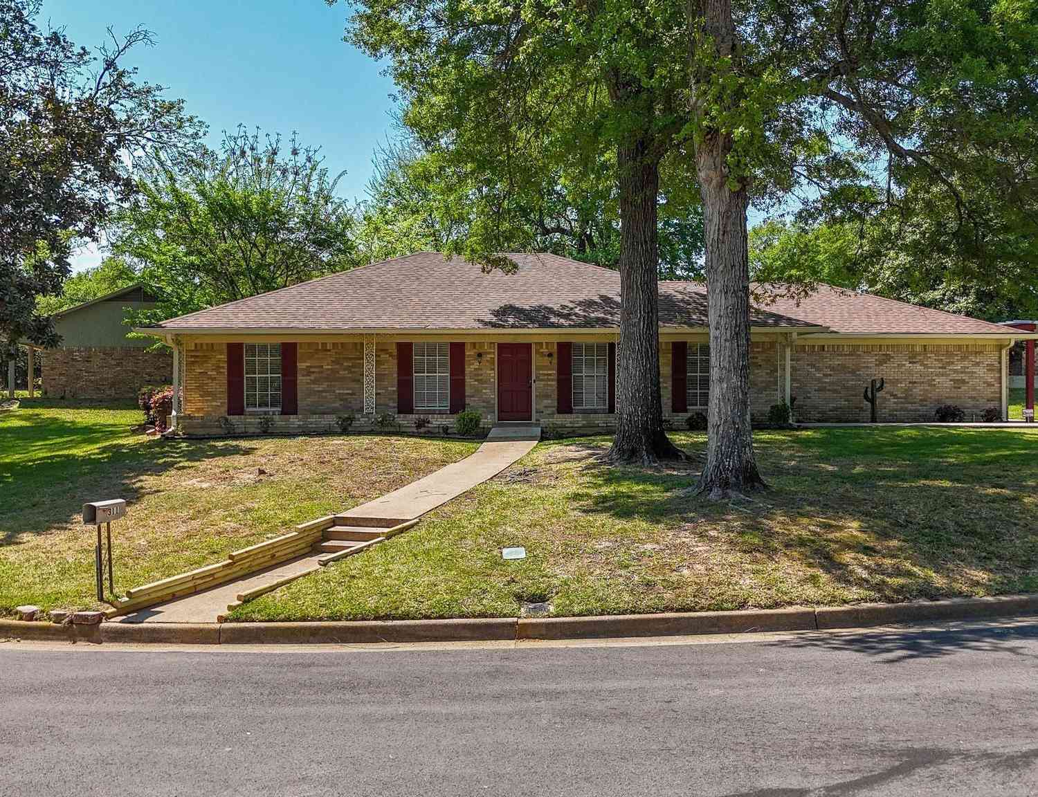 Homes For Sale - 311 Savannah Dr<br/> Tyler, TX 75703