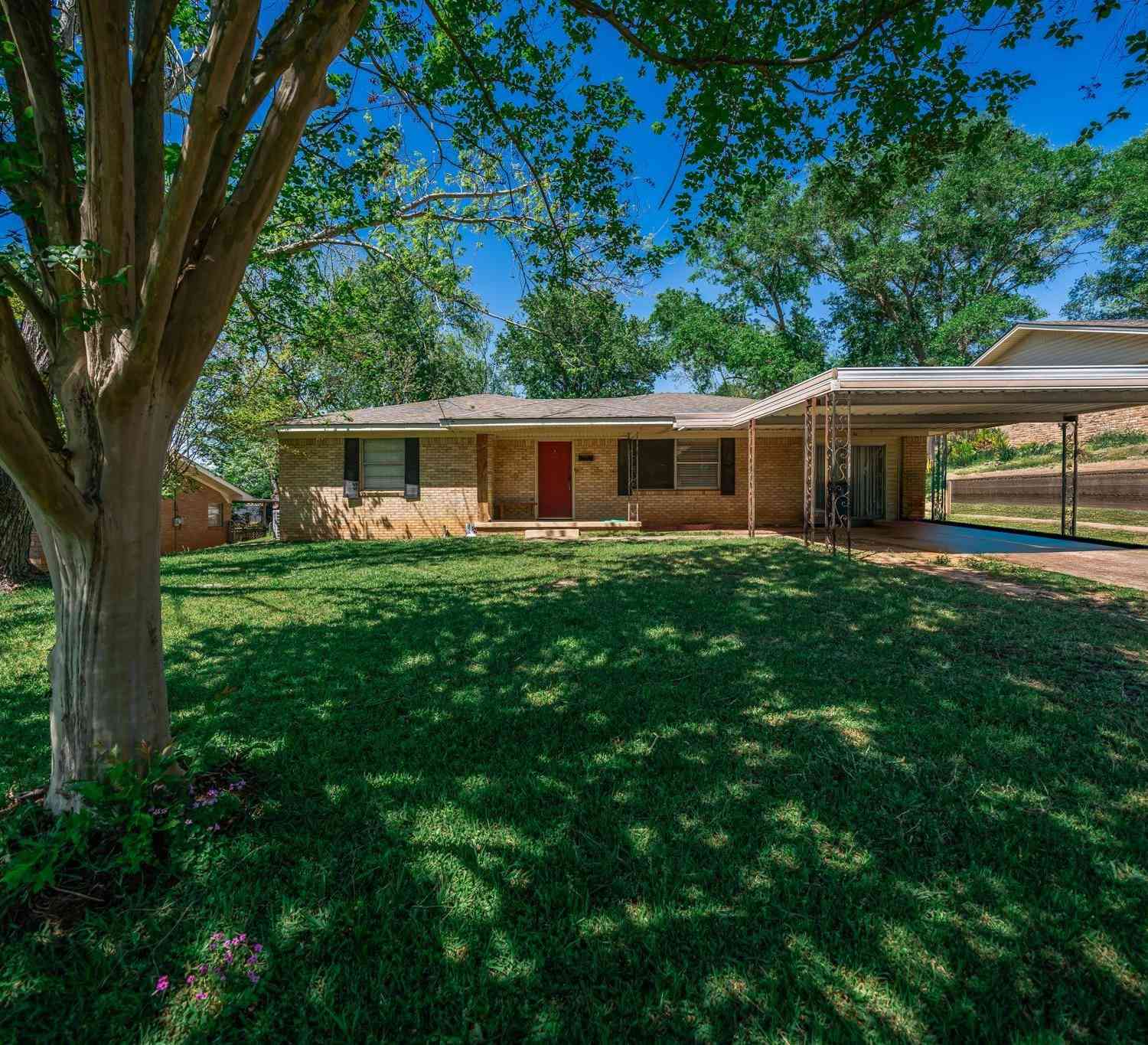 Homes For Sale - 1810 W Main St.<br/> Henderson, TX 75652