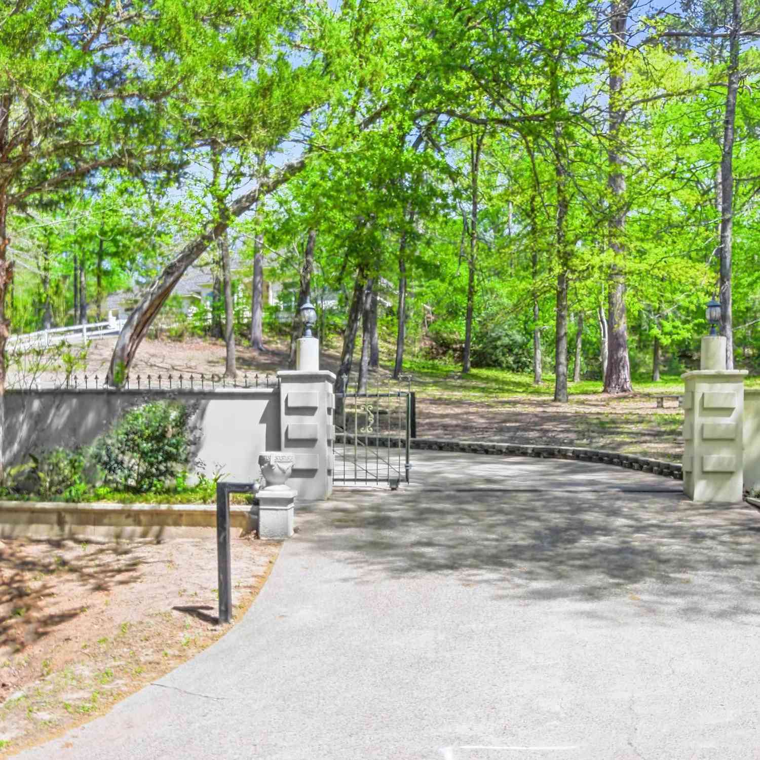 Homes For Sale - 18737 Oakbrook Rd<br/> Tyler, TX 75703