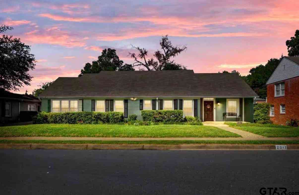 Homes For Sale - 2017 Hilltop<br/> Tyler, TX 75701