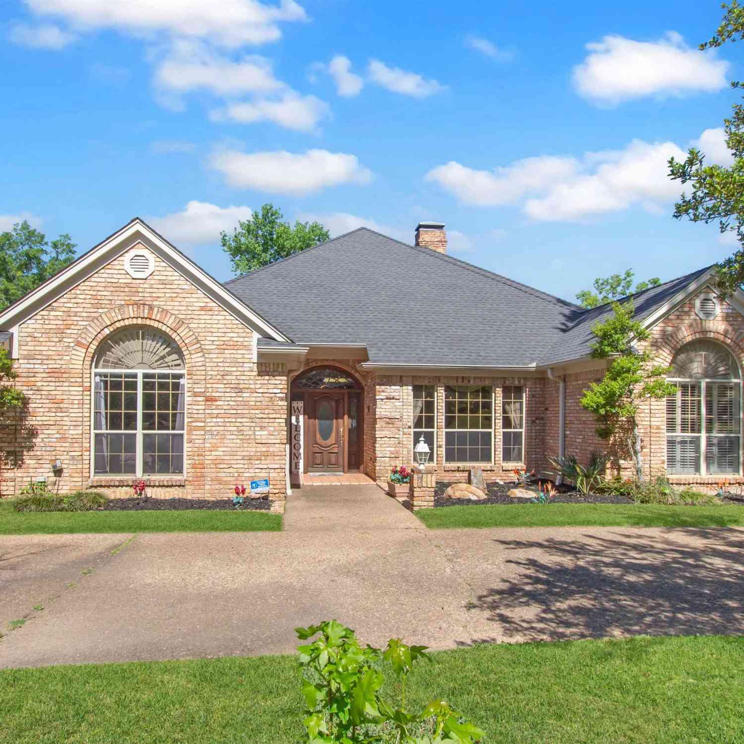 Homes For Sale - 6609 Hollytree Cir<br/> Tyler, TX 75703