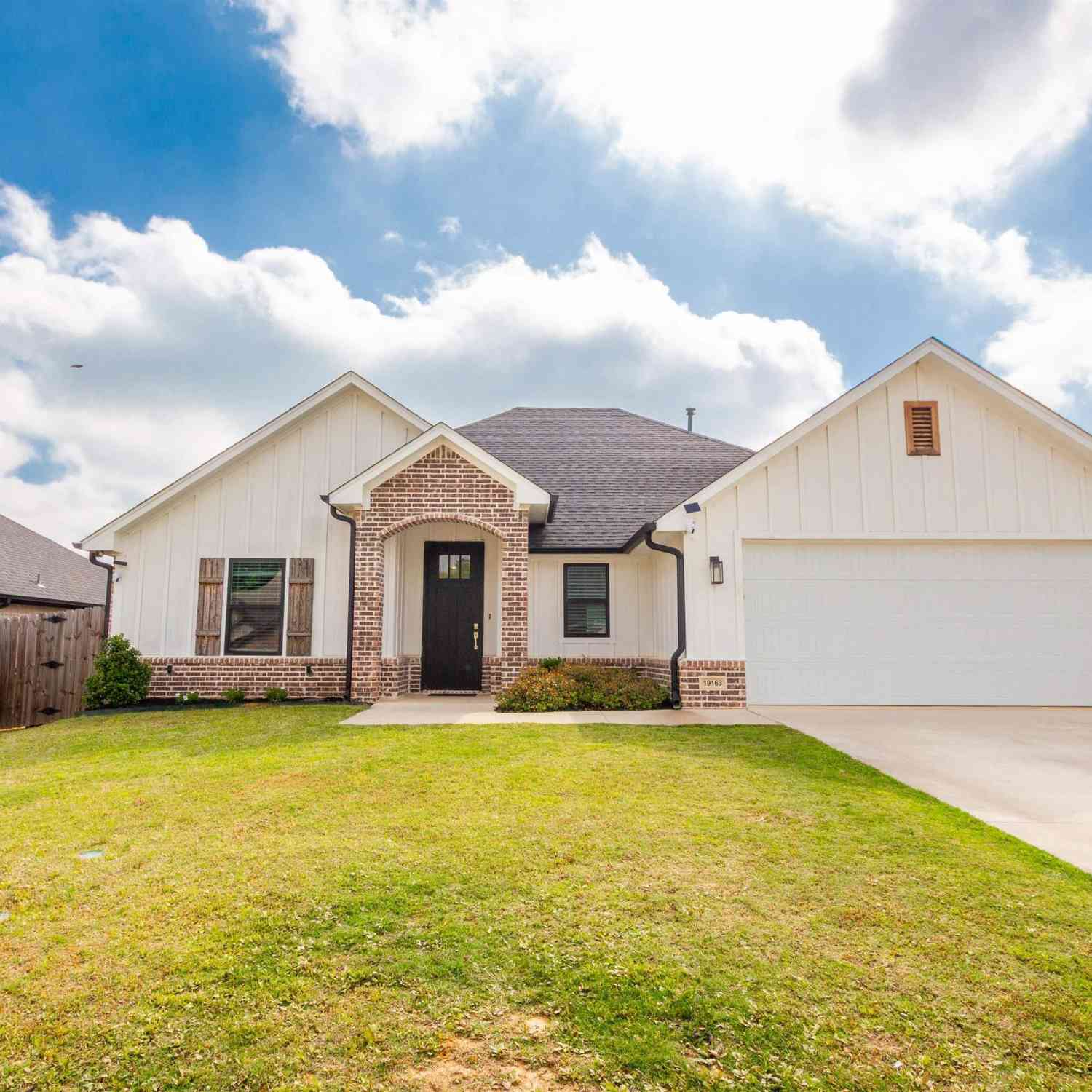 Homes For Sale - 19163 Seneca Dr<br/> Flint, TX 75762