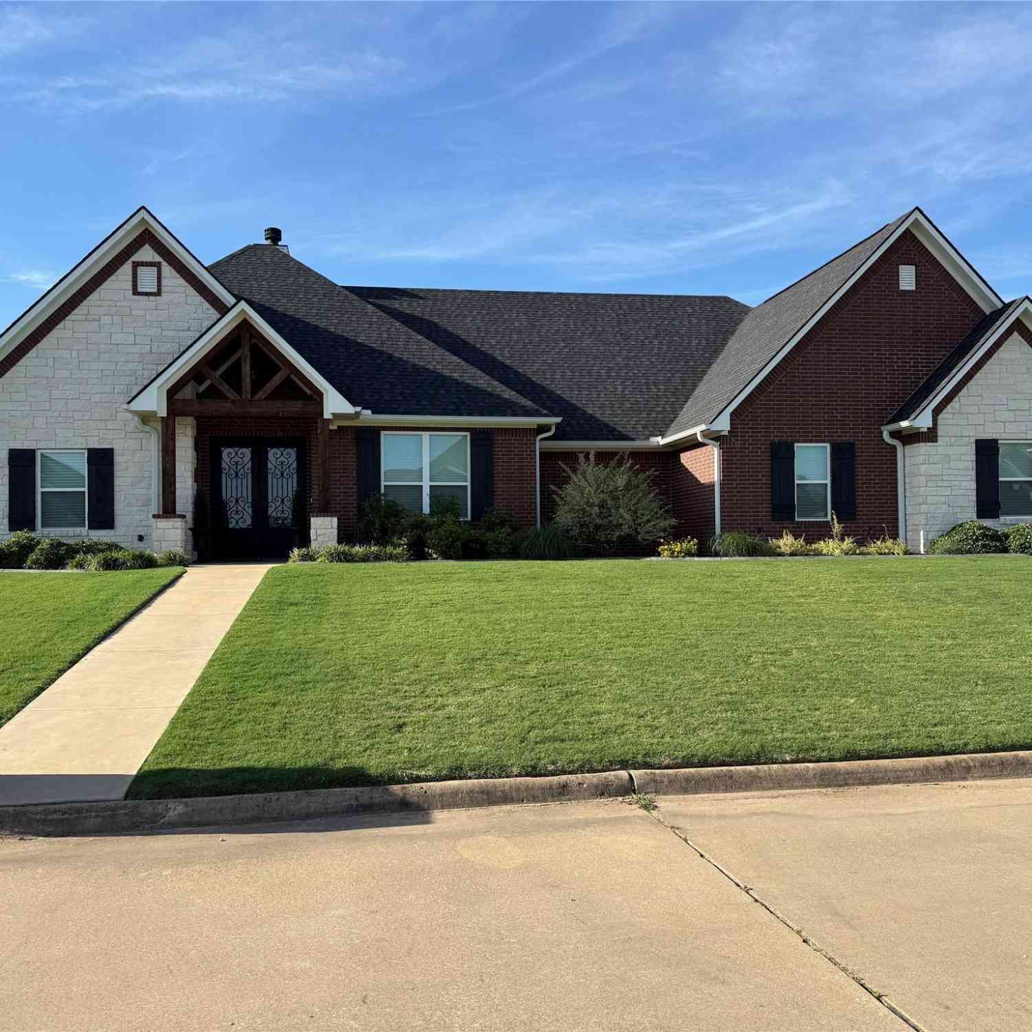 Homes For Sale - 1003 Stone Bridge St<br/> Mount Pleasant, TX 75455